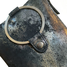 Load image into Gallery viewer, Ring Clutch - Smoky Black Metallic
